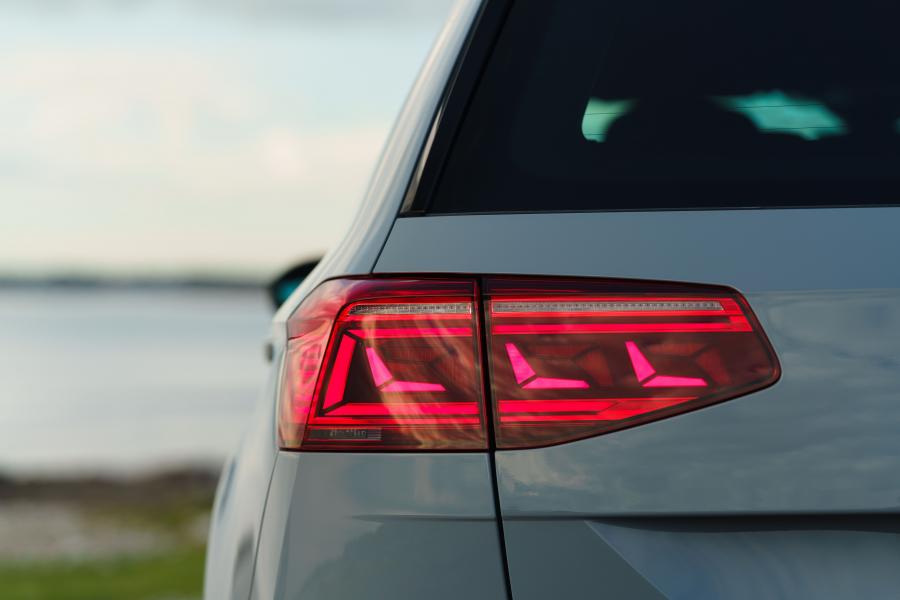 Детали экстерьера Volkswagen Passat Estate R-Line Edition (B8) 2019 года  (UK) (фото 28 из 31)